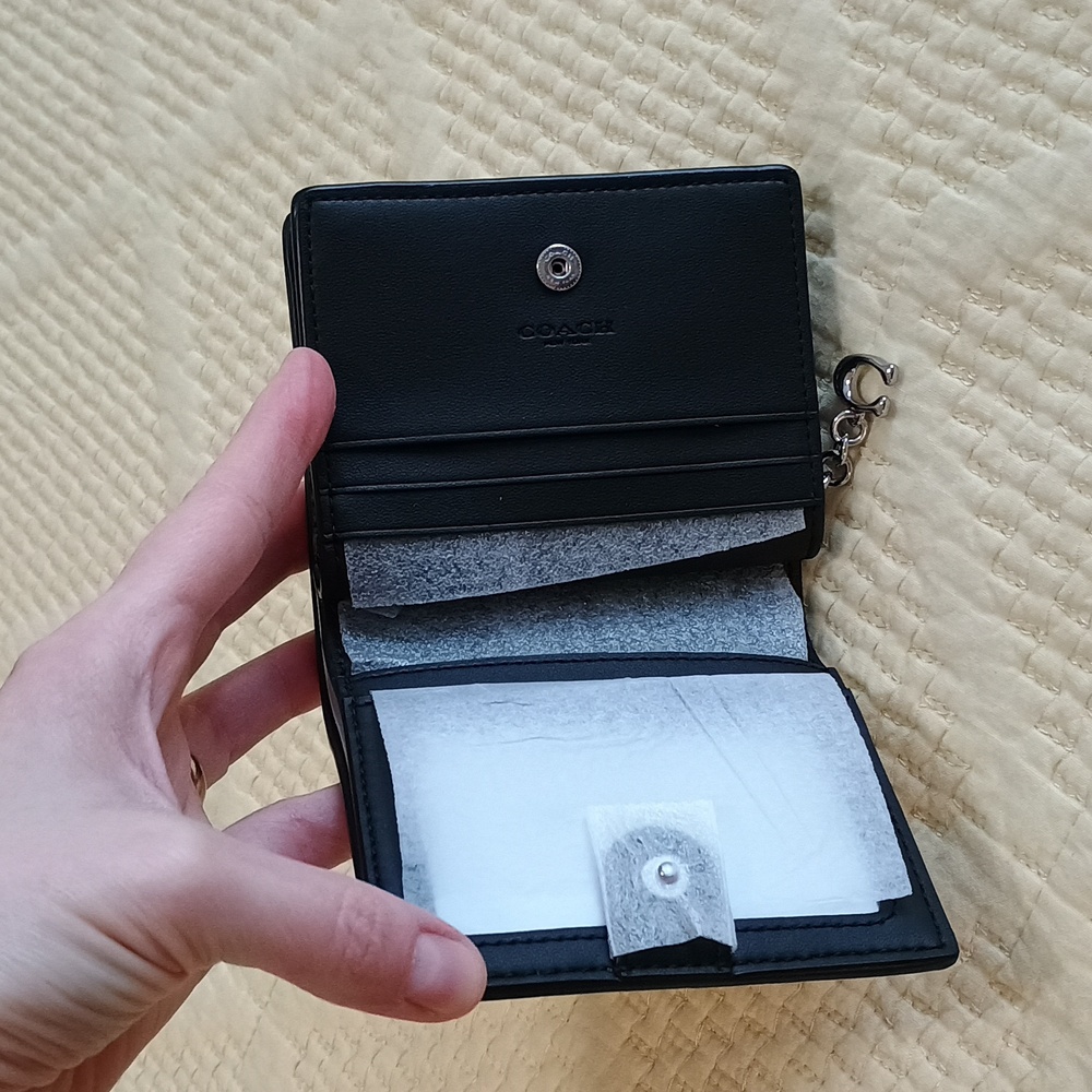 ๐ Coach Black Leather Wallet with Gold and Silver Rivets - Picture 2 of 13